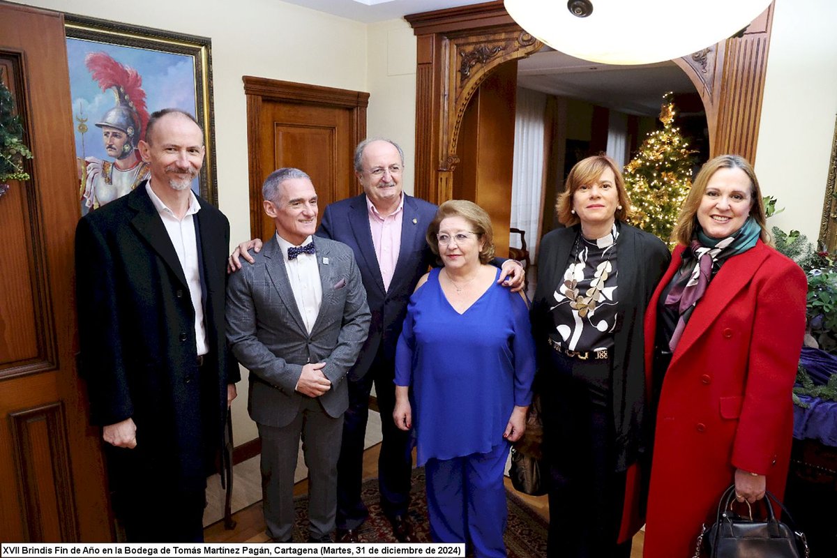 Junto a los anfitriones, Tomás y su esposa, y algunos de los invitados.