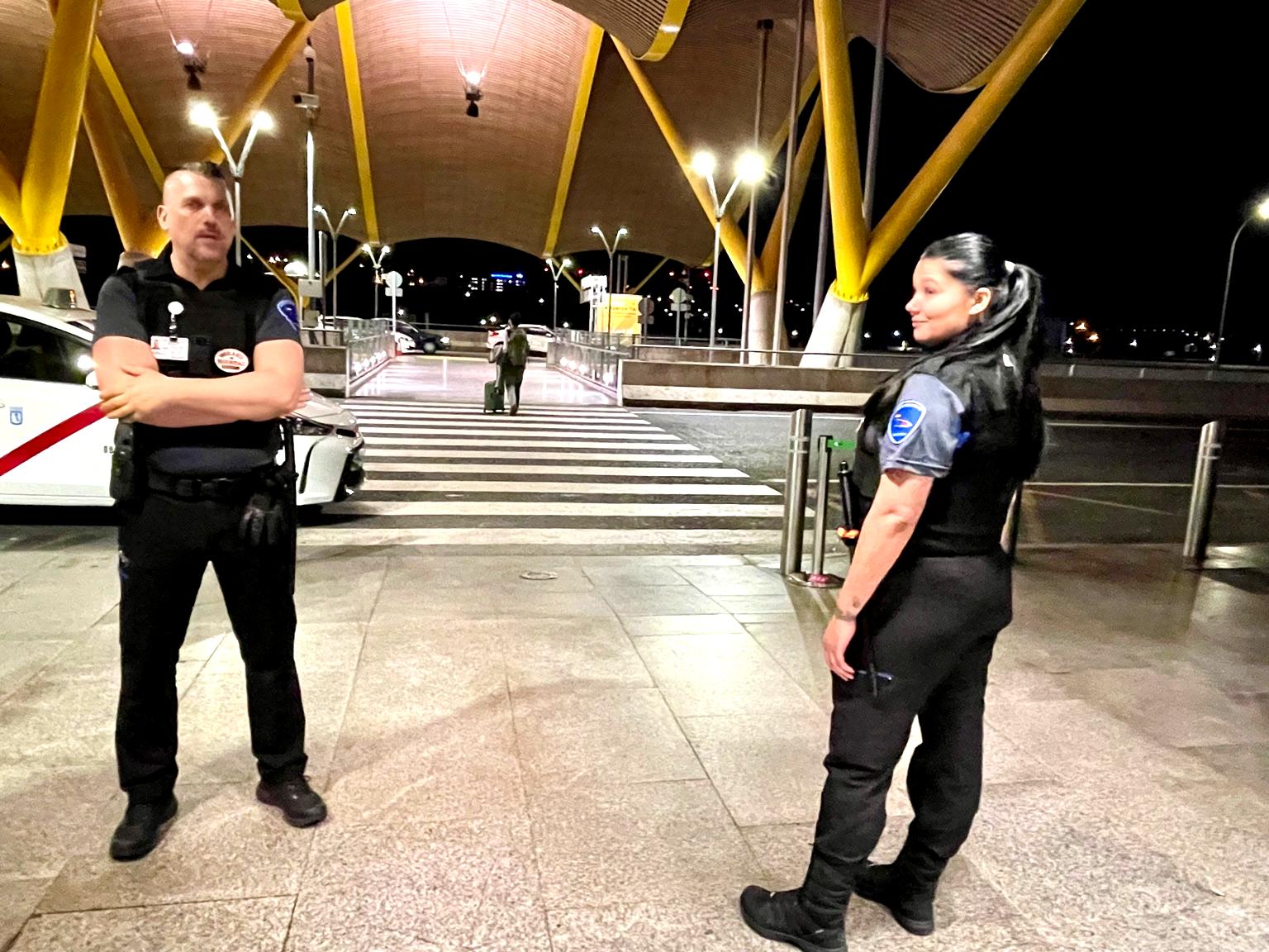 Agentes de seguridad de Grupo Sureste durante el operativo de accesos nocturnos en la T4 del aeropuerto de Madrid-Barajas