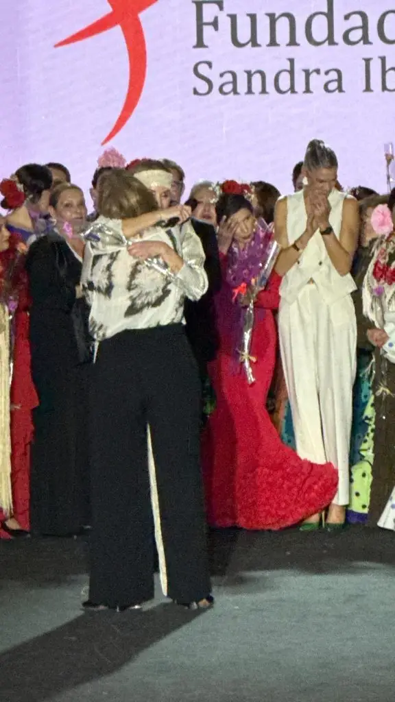 Desfile solidario de la Fundación Sandra Ibarra en Sevilla, mujeres celebrando la vida y la superación frente al cáncer.