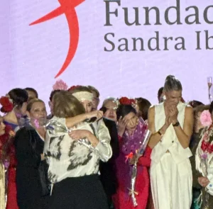 Desfile solidario de la Fundación Sandra Ibarra en Sevilla, mujeres celebrando la vida y la superación frente al cáncer.