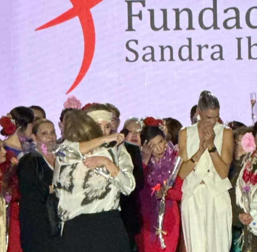 Desfile solidario de la Fundación Sandra Ibarra en Sevilla, mujeres celebrando la vida y la superación frente al cáncer.