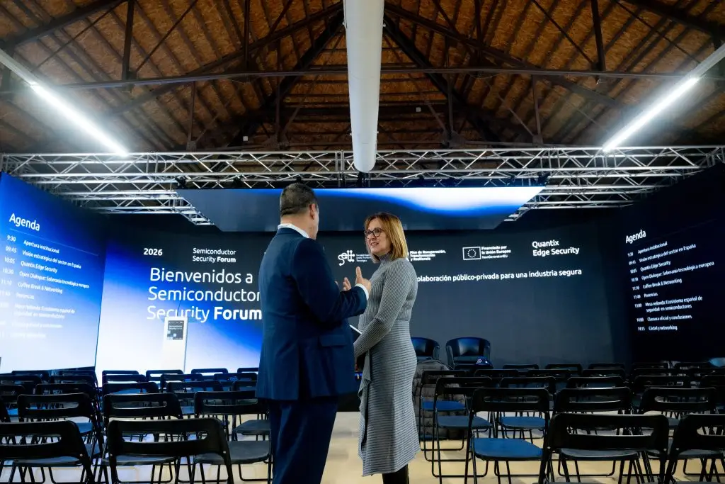 Conversación previa al inicio del Semiconductor Security Forum 2026 en el Murcia Hub Audiovisual, antes de la apertura institucional